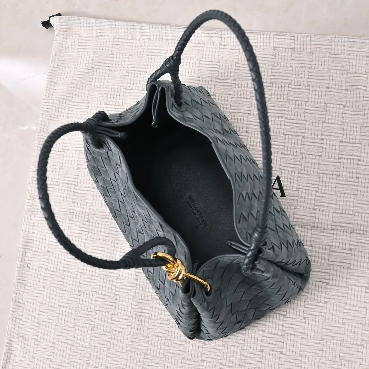 Batch 2060 BOTTEGA VENETA2025 new autumn medium suede parachuta has a unique appearance with the iconic metal knot, and a whole piece of leather folds the four corners into a parachute shape! The exquisite Knot metal buckle is like putting jewelry on a bag. It is high-end and elegant. Its super capacity can hold all your things! The overall effect of this bag is very different from before. It is neither too delicate to provide a large capacity nor too bulky because of its practicality. It simply provides a perfectly suitable bag for casual and simple people👜 Style number: 5921 Size: 29.5*18.5*17.5cm